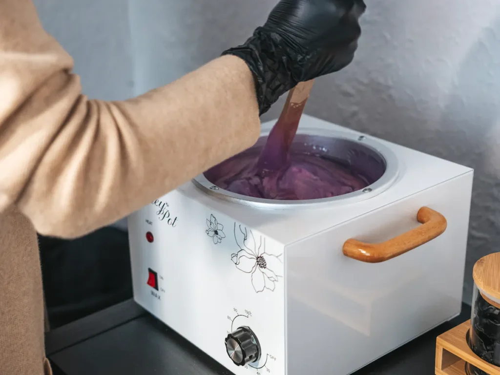 A welcoming and modern waxing salon in Amsterdam, featuring soft lighting and comfortable treatment chairs. Alt text: Find the best waxing salons in Amsterdam for a smooth and comfortable experience.