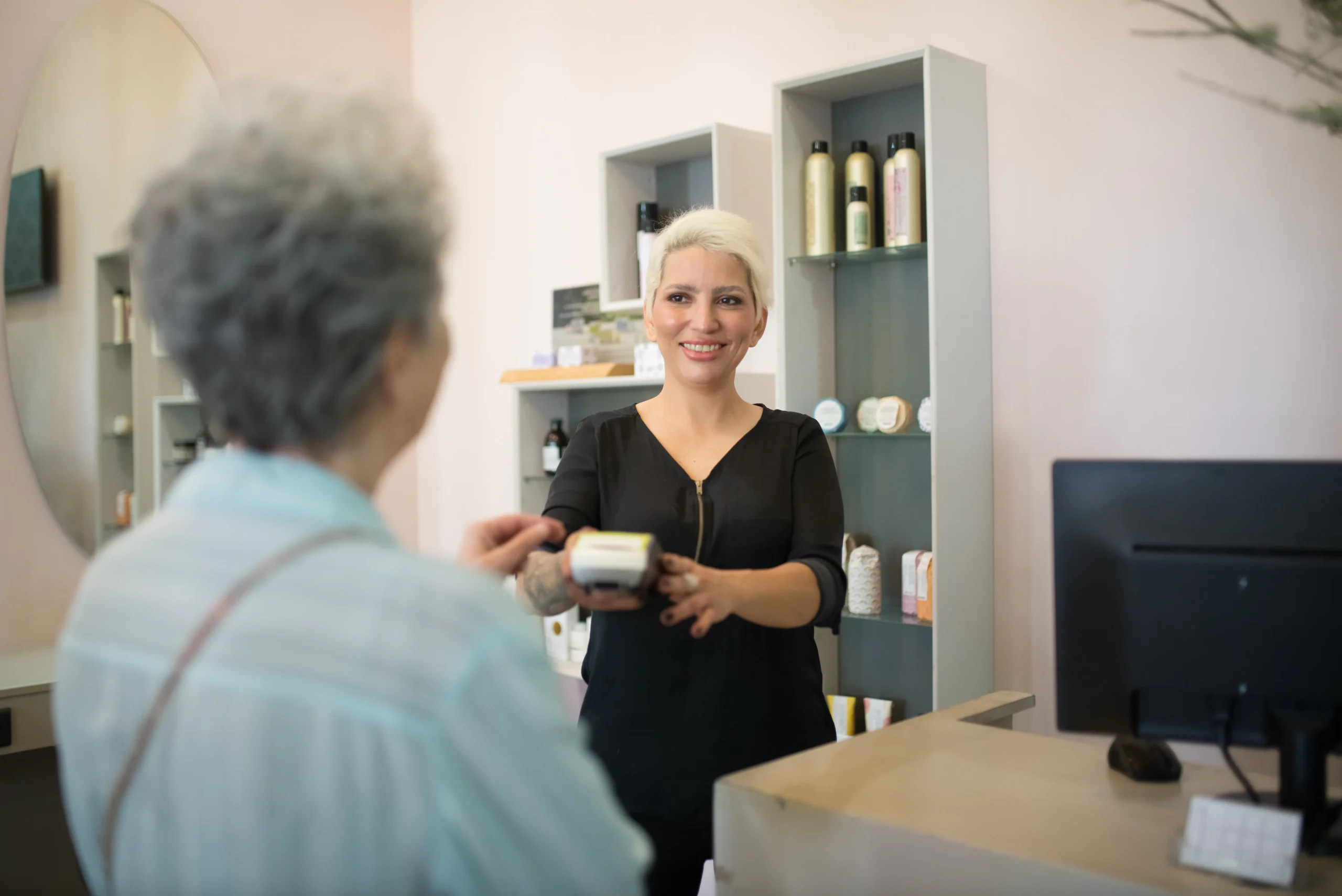 Customer paying at a waxing salon in Amsterdam.