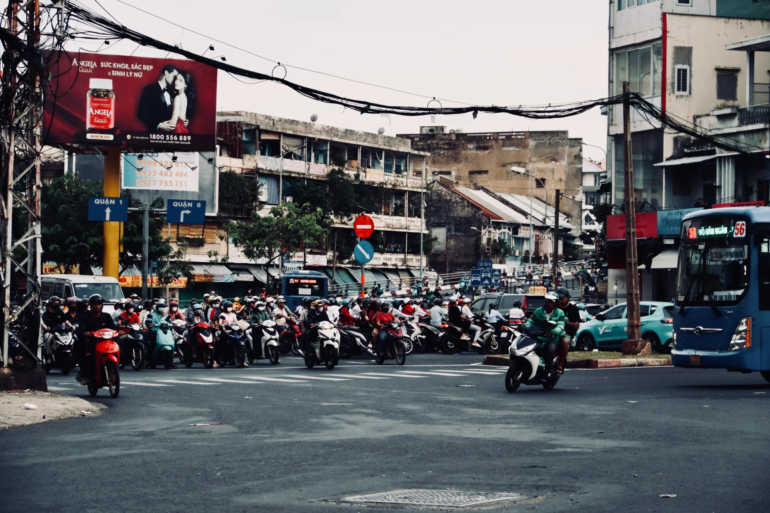 crowded city street photography